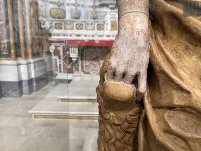 Il braccio destro, poi, scompare all�interno delle fauci di un leone: questo perch� la santa prima di essere pugnalata fu gettata in pasto alle belve feroci